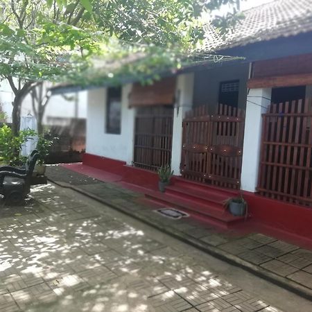 Ami Place Rooms With Kitchen Hikkaduwa Exterior photo